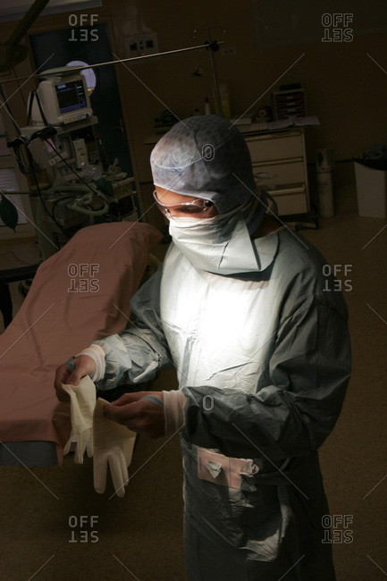 Surgeon prepare for the operating room