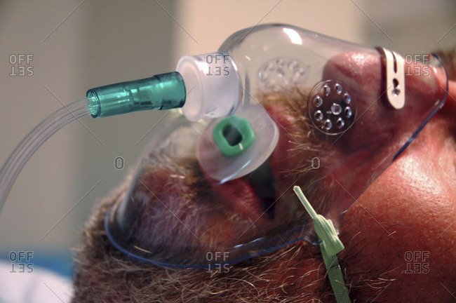 Patient under oxygenotherapy with a mask with a Guedel cannula in place.