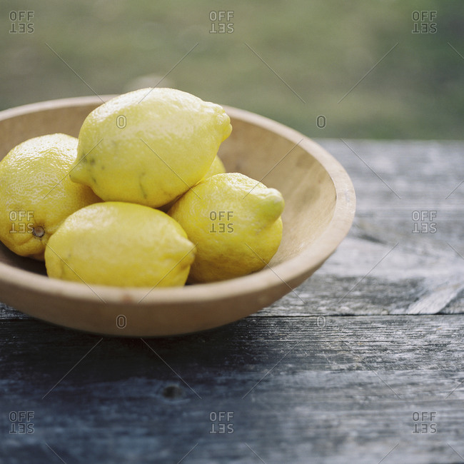 Fresh lemons in a wooden bowl