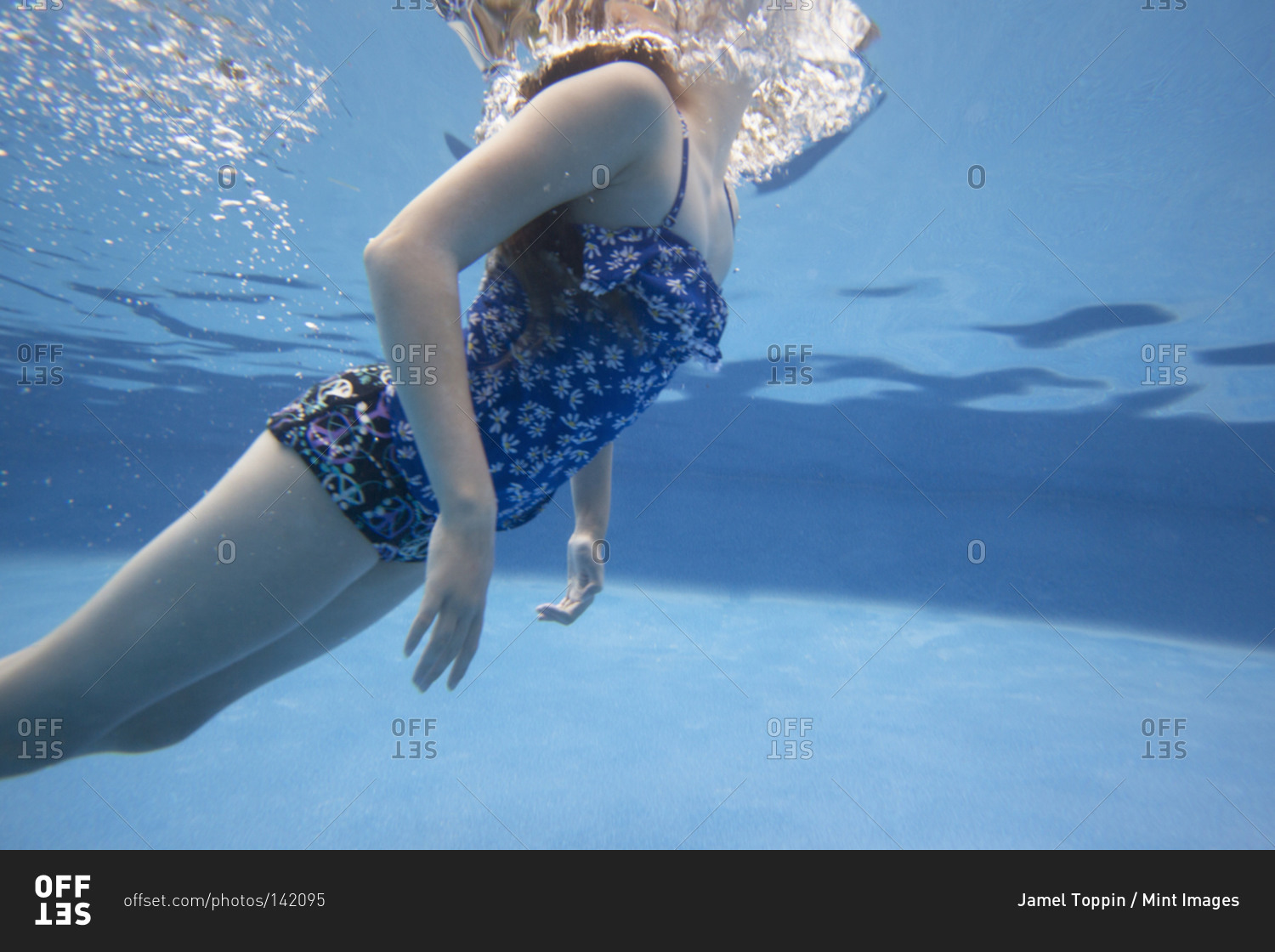 Подросток под водой