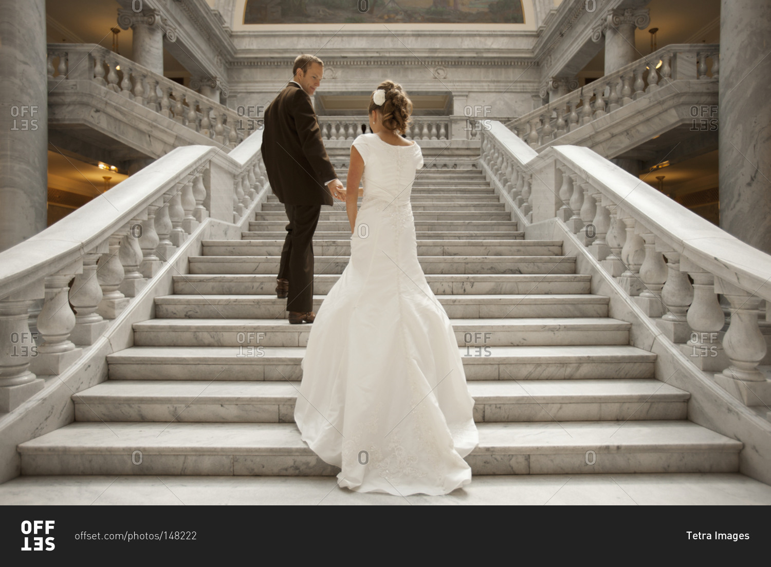 Лав форевер свадебный. Свадебный салон лав Форевер. Bride steps. Photo of the Bride and Groom on the Stairs. Салон лав Форевер Свадебные Москва видео.