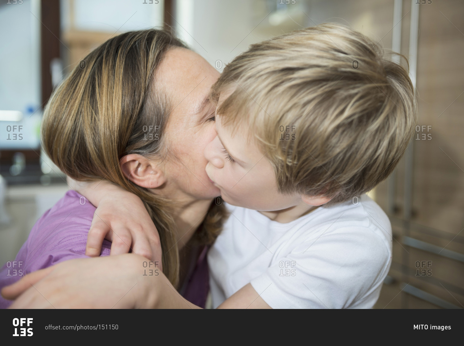 Учу сына лизать. Поцелуй сына. Французский поцелуй с мамой. Мама и несовершеннолетний сын поцелуй. Мать взасос.