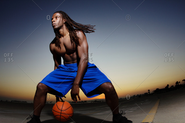 How to Dribble a Basketball Between the Legs (with Pictures)