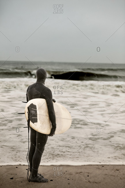 Man in wet suit preparing to surf