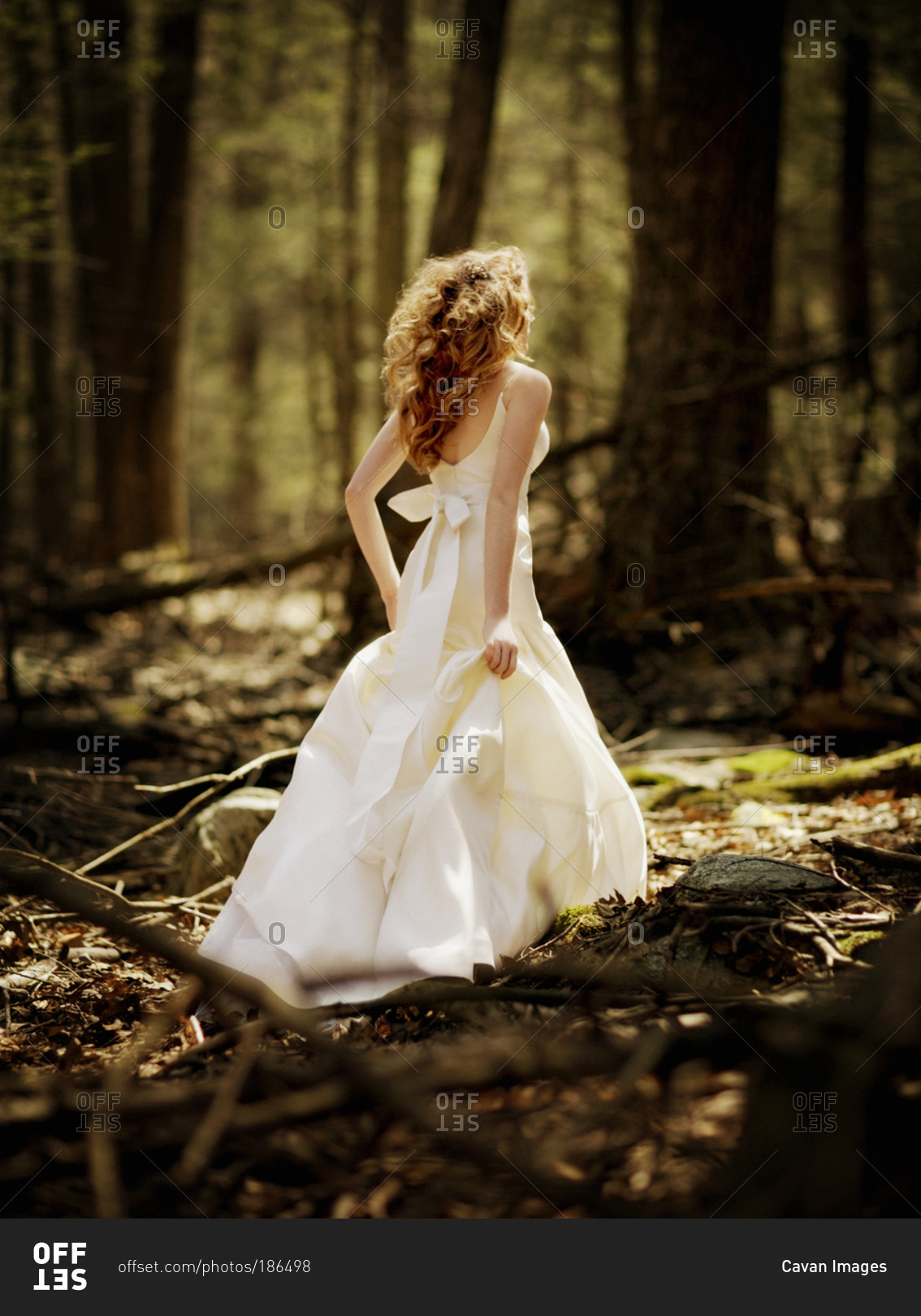 Раз два три белом платье. Фотосессия в лесу. Невеста в лесу. Девушка в длинном белом платье. Девушка в лесу.