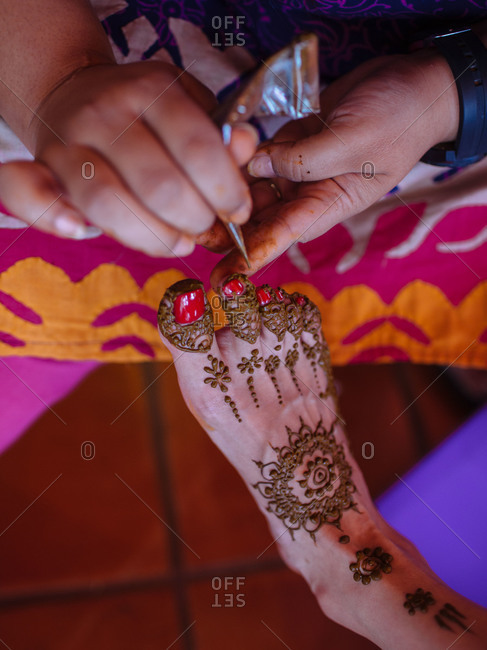 Bride S Hands Showing Henna Tattoos Stock Photo - Image of pattern, silk:  262089992