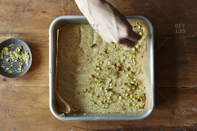 Covering tofu fudge with pistachio pieces