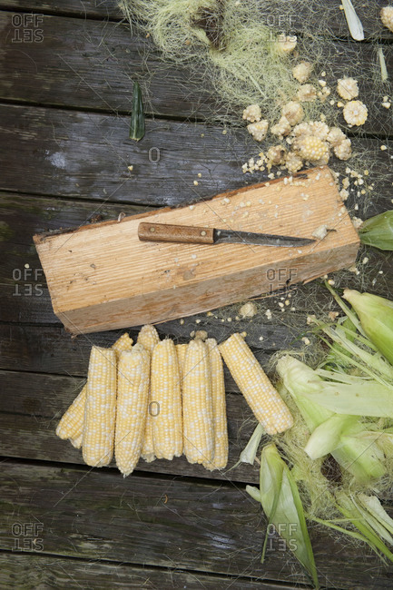 Husked corns on a wooden table