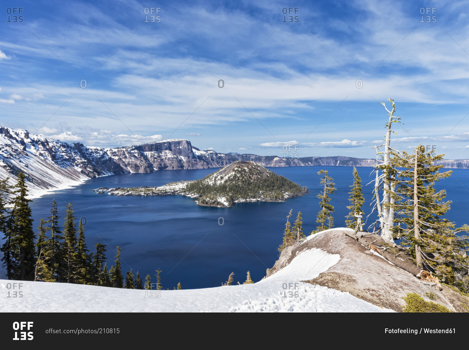 Vulkan Mount Mazama, Crater Lake and Wizard Island, Oregon stock photo OFFSET