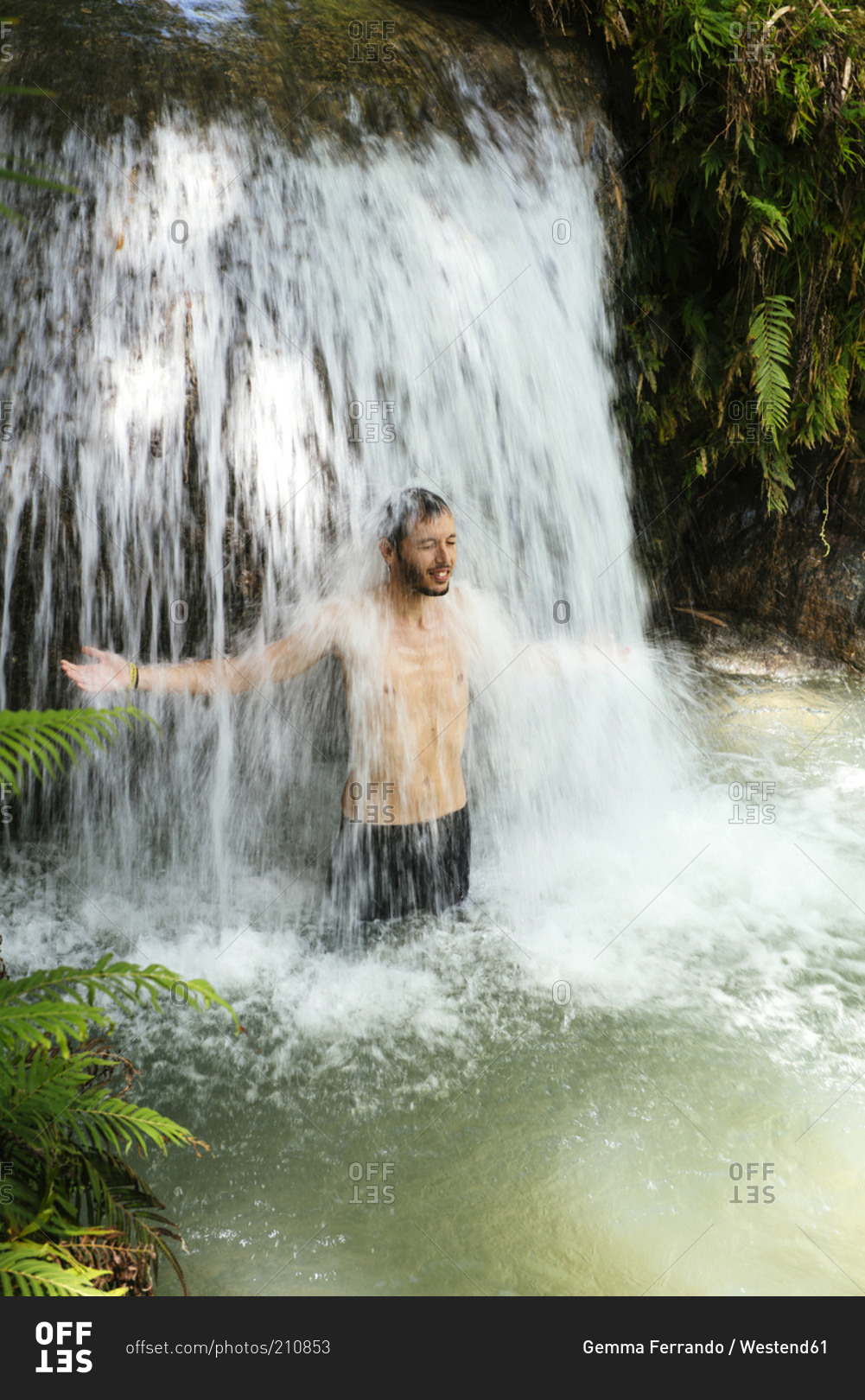 Мужская фотосессия у водопада