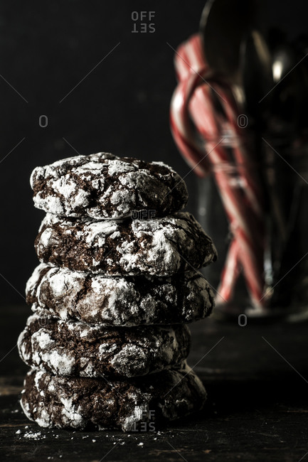 Stacked crinkle cookies with powdered sugar