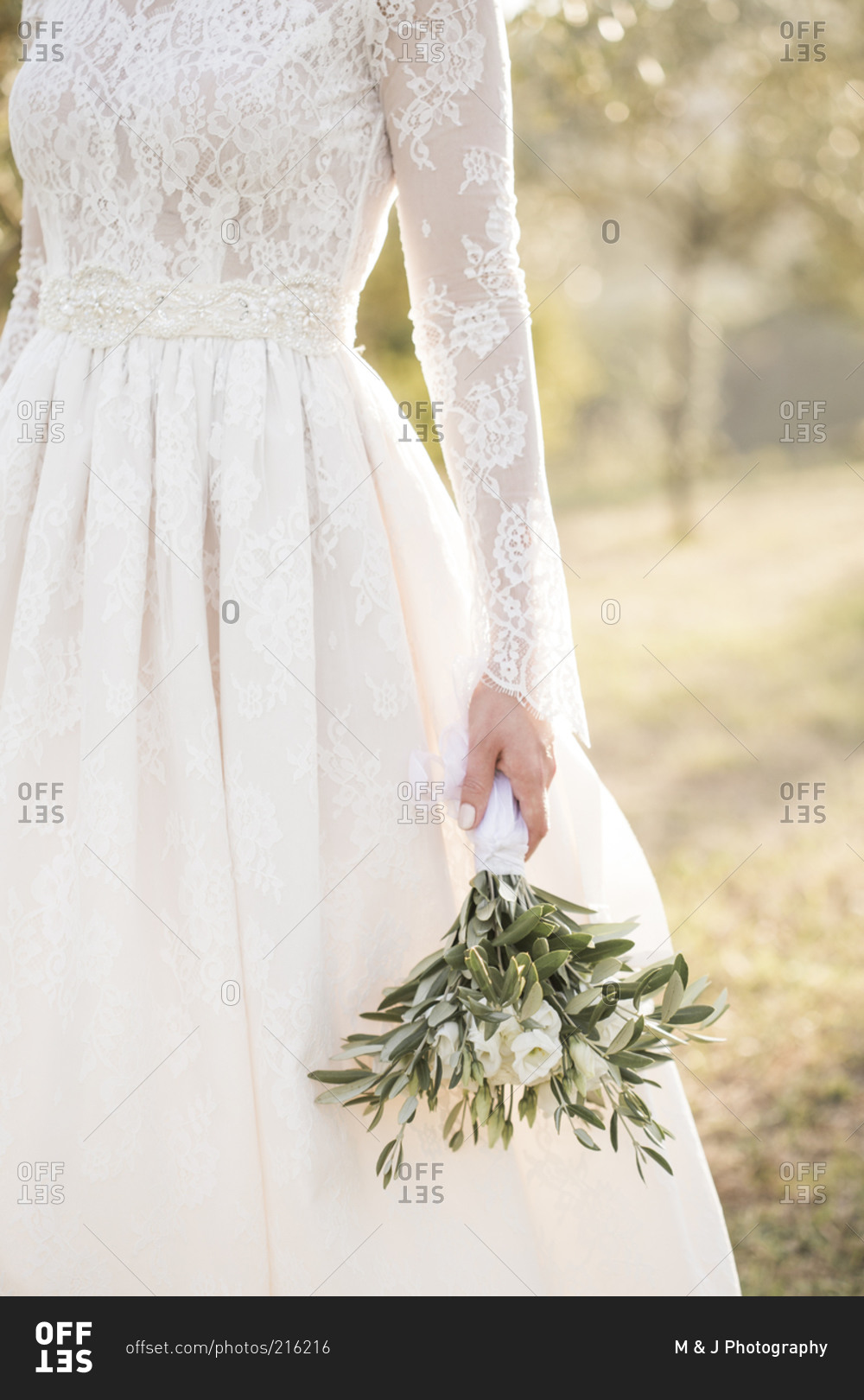 A bride holds her bouquet in the Italian countryside
