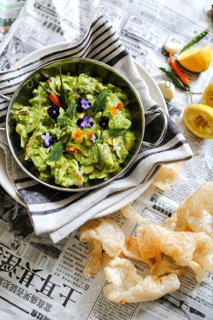 Spicy guacamole with pork rind