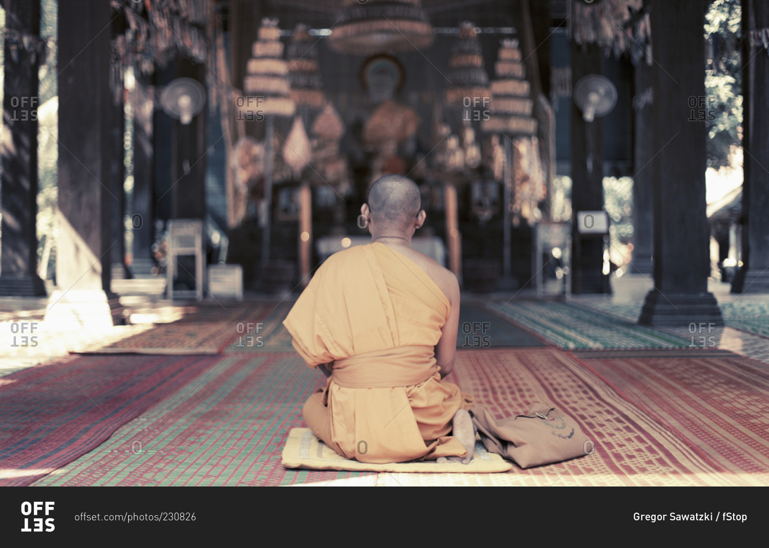 Молит вид. Монах молится. Монах сидит. Монах на коленях. Буддист идет.