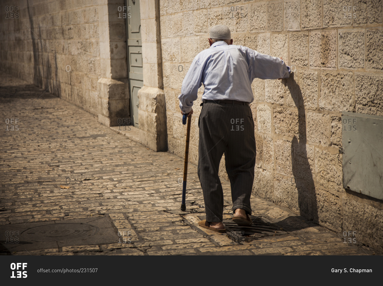 Walk old street. Walk old street. стрит фотография. Man walk street. ночная прогулка.