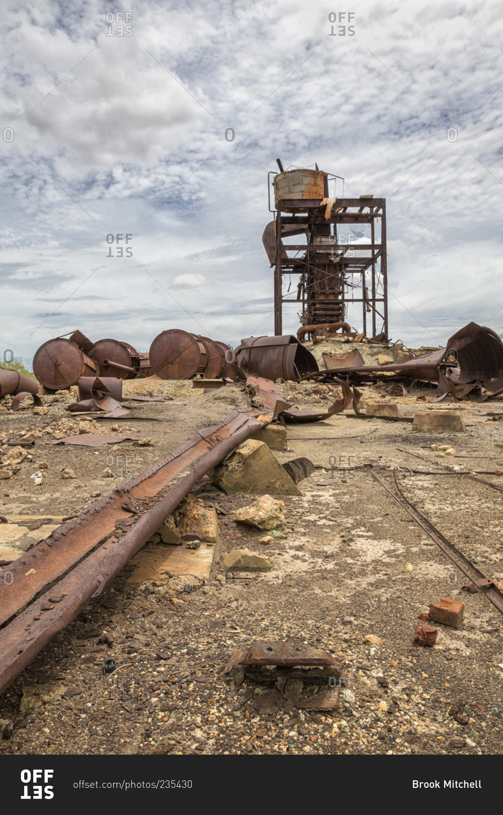 abandoned-gold-mine-near-cloncurry-western-queensland-australia-stock