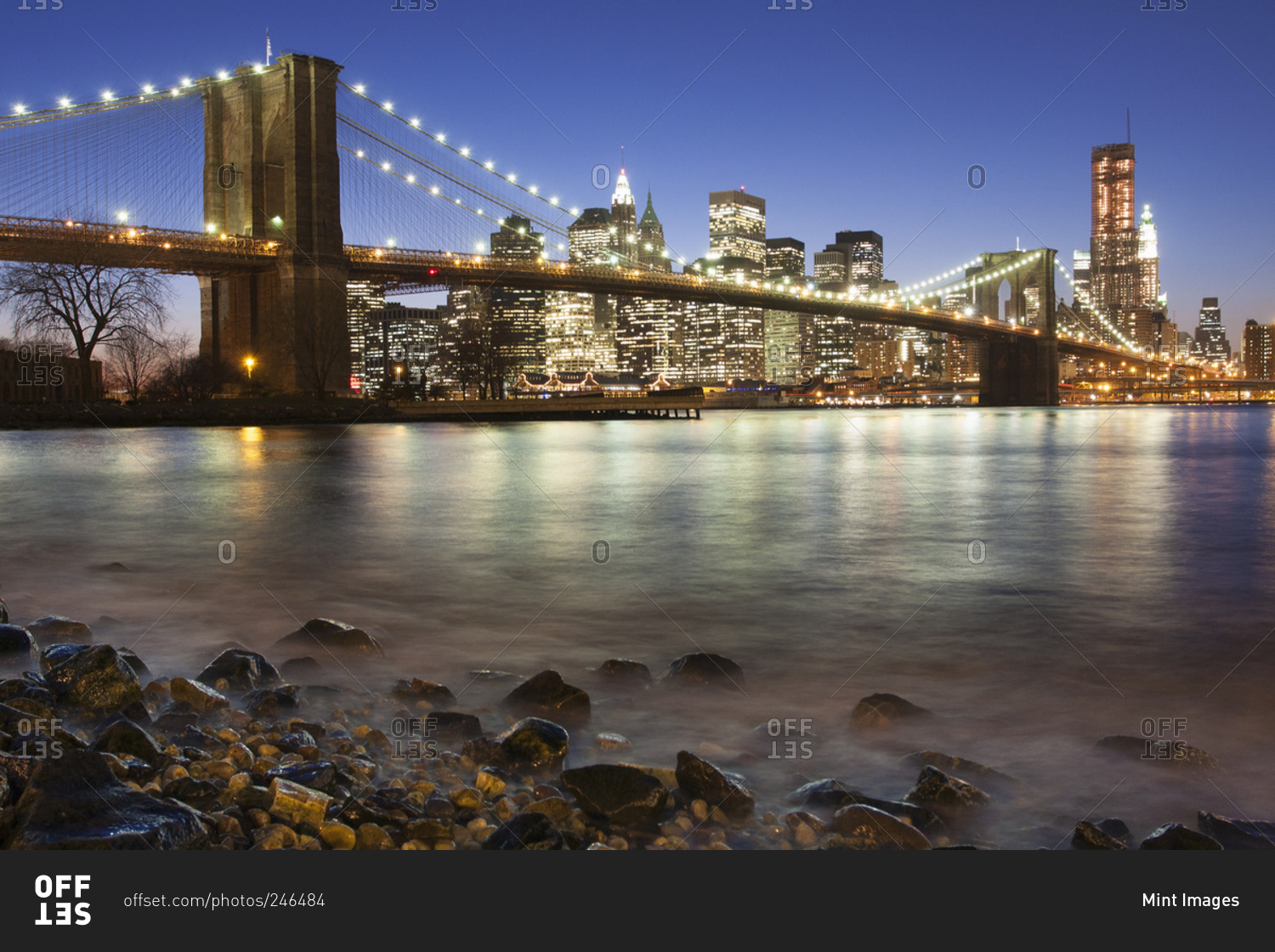 Night view towards Manhattan from Brooklyn with the Brooklyn Bridge ...