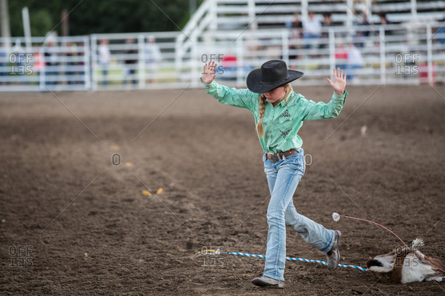 Teen rodeo rider finishes her roping event