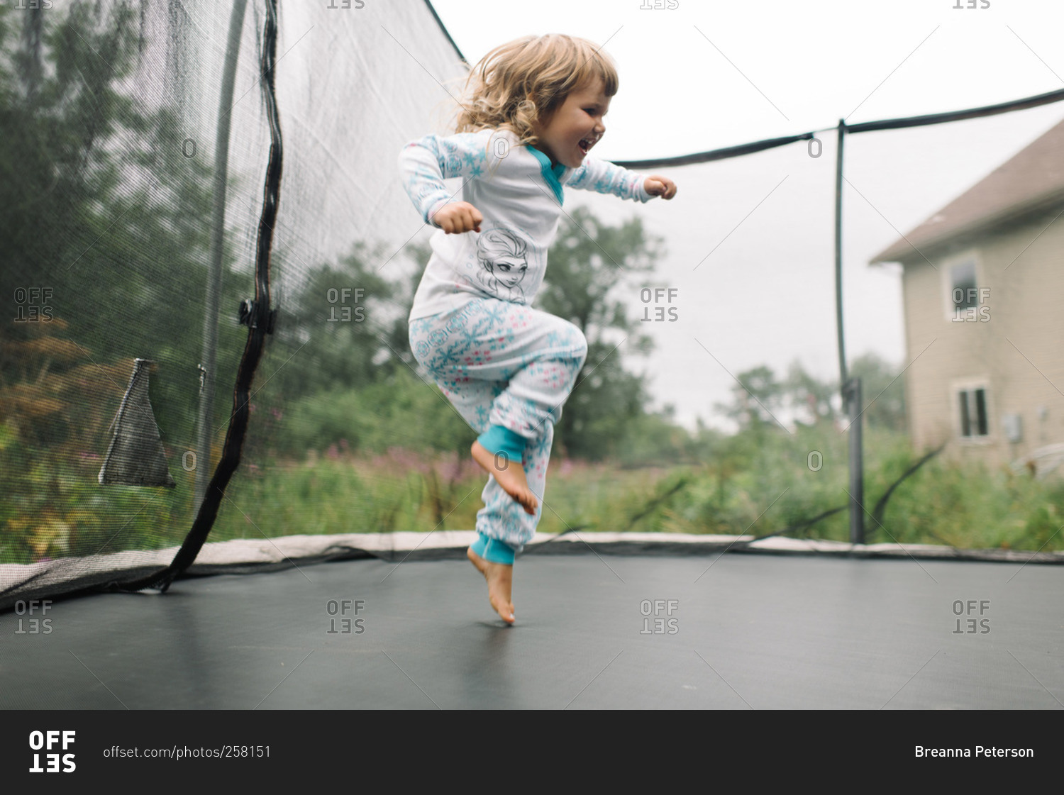 спрыгивания с высоты дети. дети в прыжке. Barefoot jumping rope. Little jumping. Kids barefoot on the trampoline.