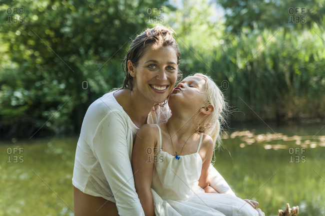 Maedchen Mutter Outdoor Kuessen