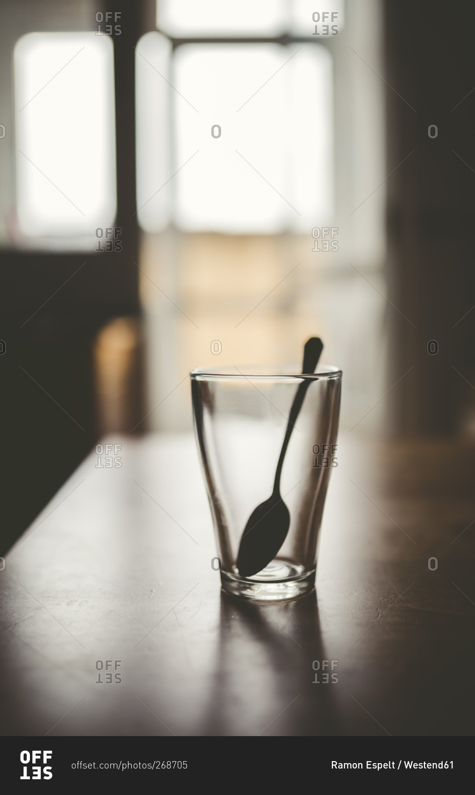 Пустой стакан на столе
