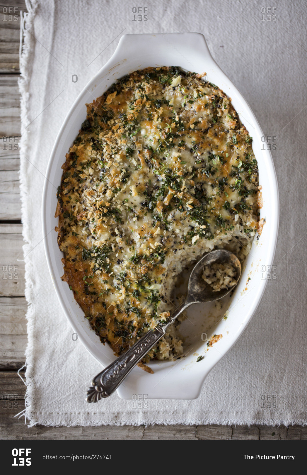 Spicy cauliflower gratin dish with crunchy topping