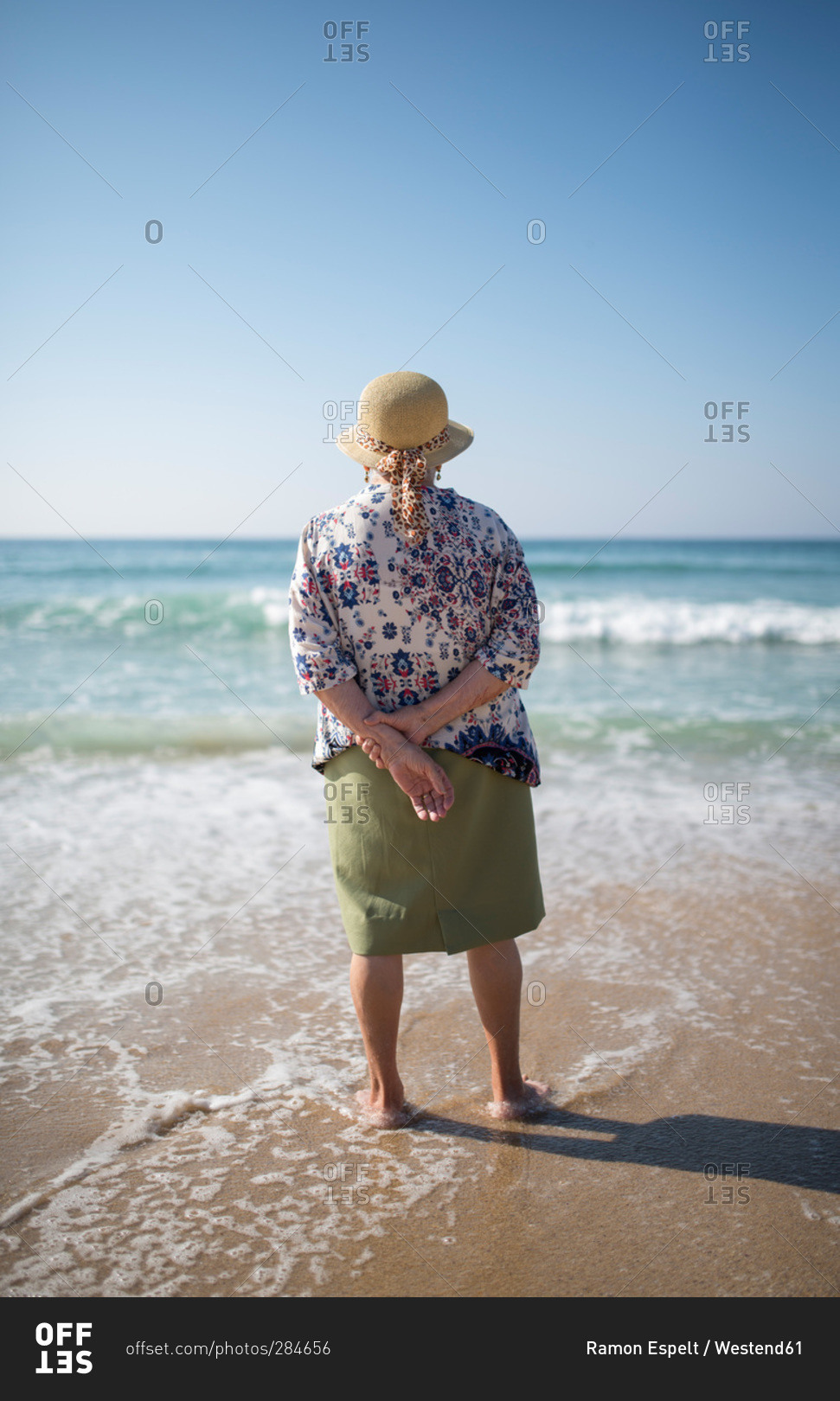 Пожилая женщина на берегу моря