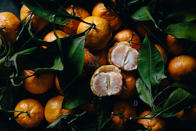 Satsuma's whole and peeled close up