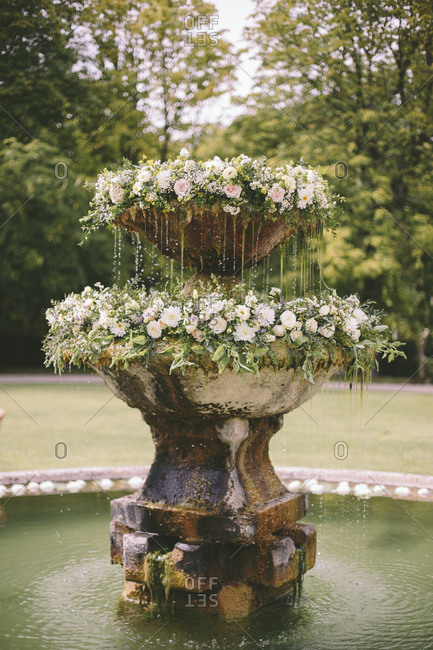 Záhrada s fontánou s kvetmi