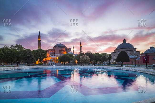 Hagia Sophia (Aya Sofya) (Santa Sofia), UNESCO World Heritage Site, at sunset, Sultanahmet Square Park, Istanbul, Turkey