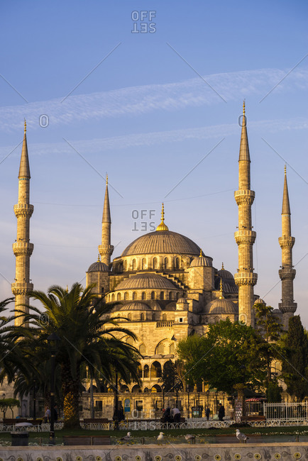Blue Mosque (Sultan Ahmed Mosque) (Sultan Ahmet Camii), UNESCO World Heritage Site, just after sunrise, Istanbul, Turkey