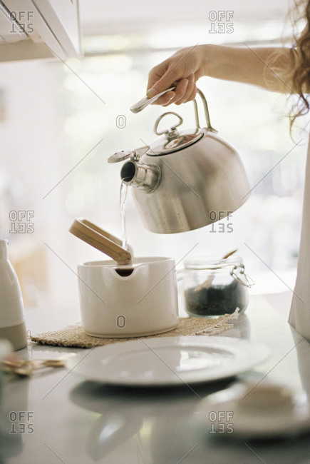 Kettle store pouring water