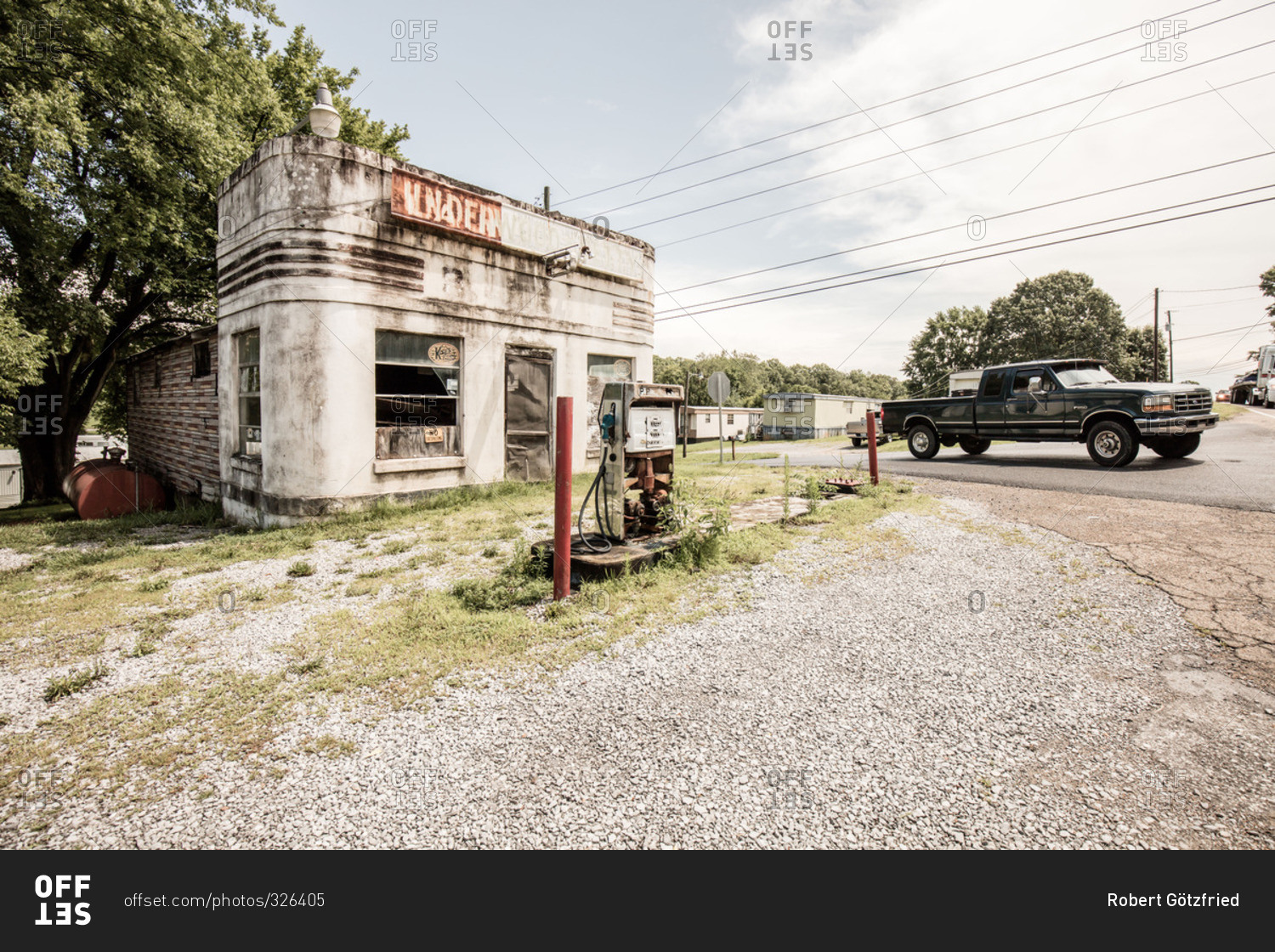 memphis-tennessee-usa-july-14-2015-an-old-abandoned-gas-station