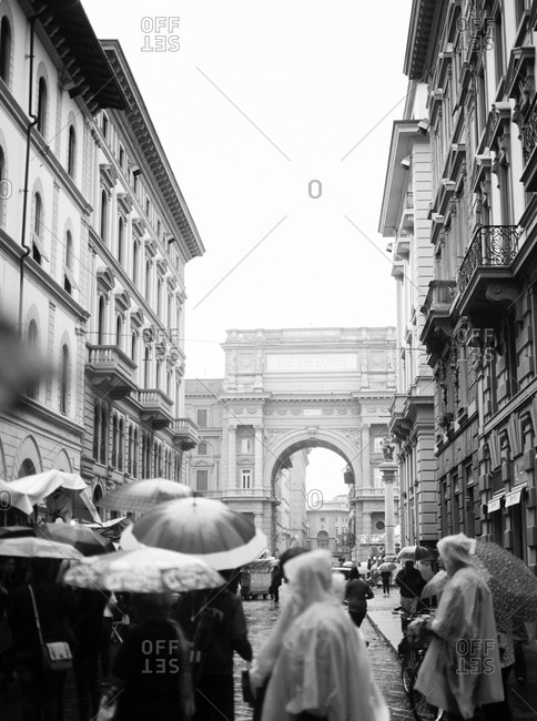 Crowded street near the entrance to the Piazza Della Repubblica in Florence