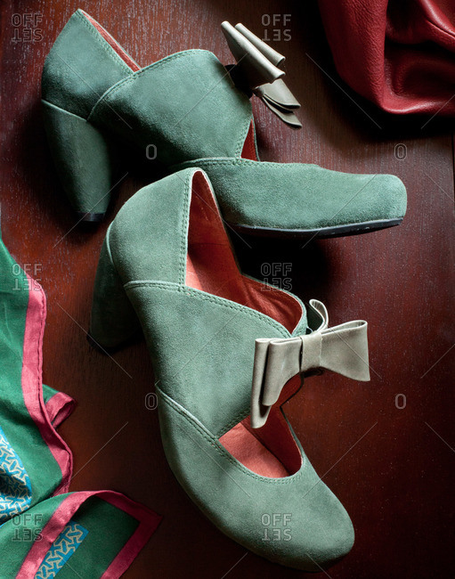 Suede heels with bows