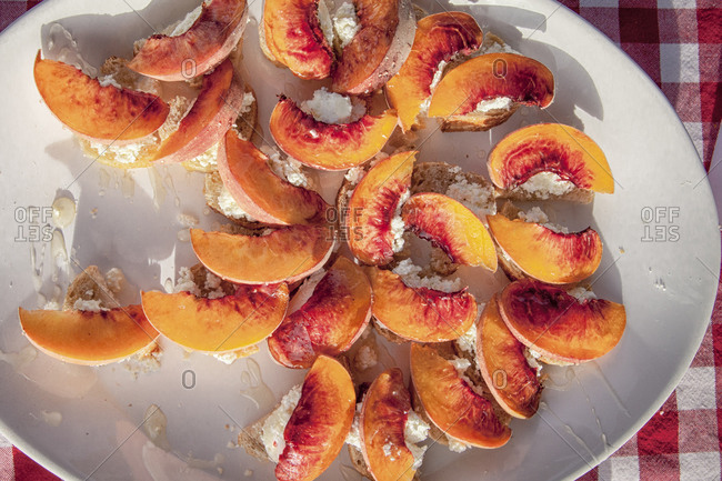Peaches with bread and cream