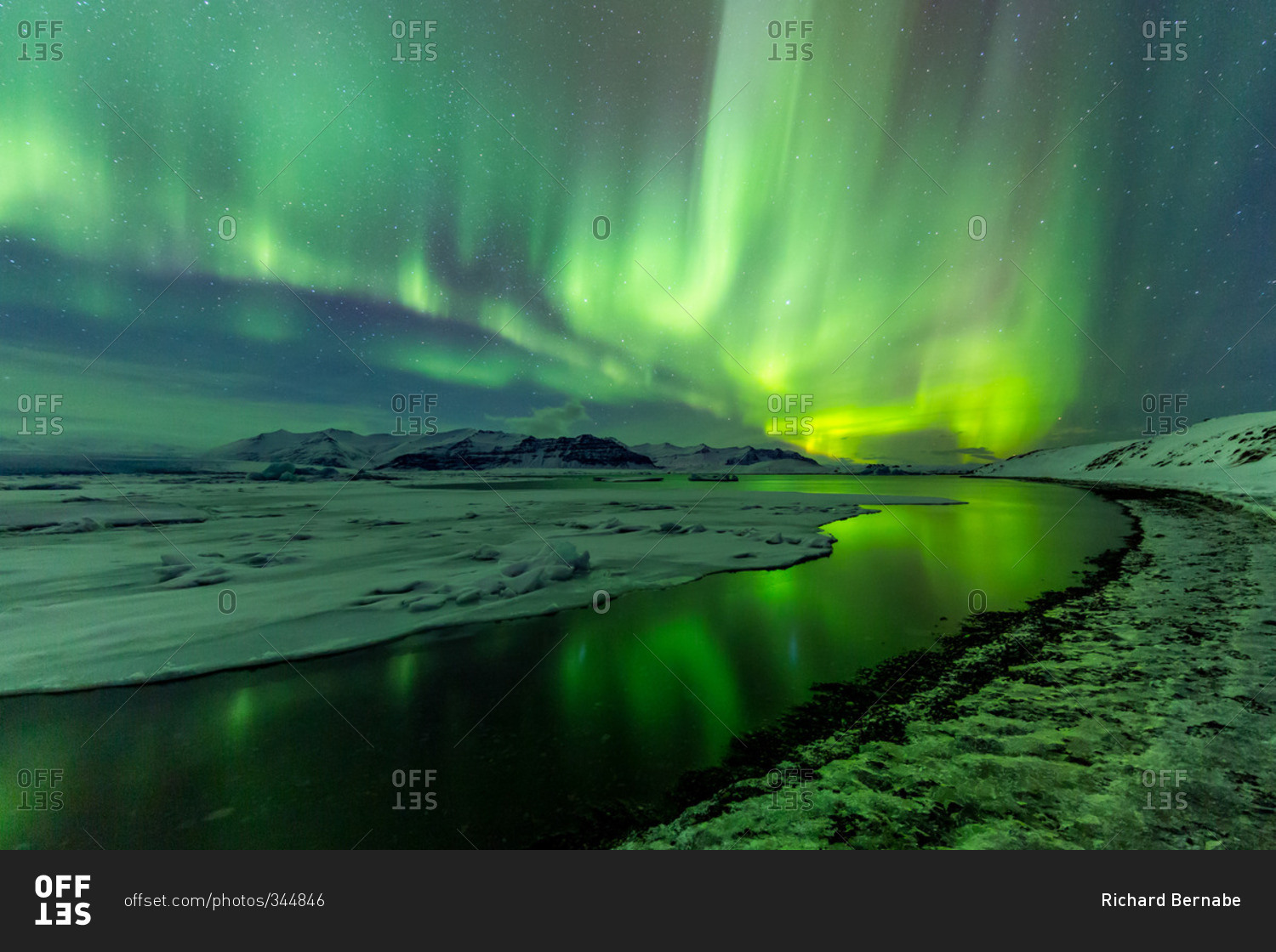 The aurora borealis in full display at Jokulsarlon, Iceland stock photo ...