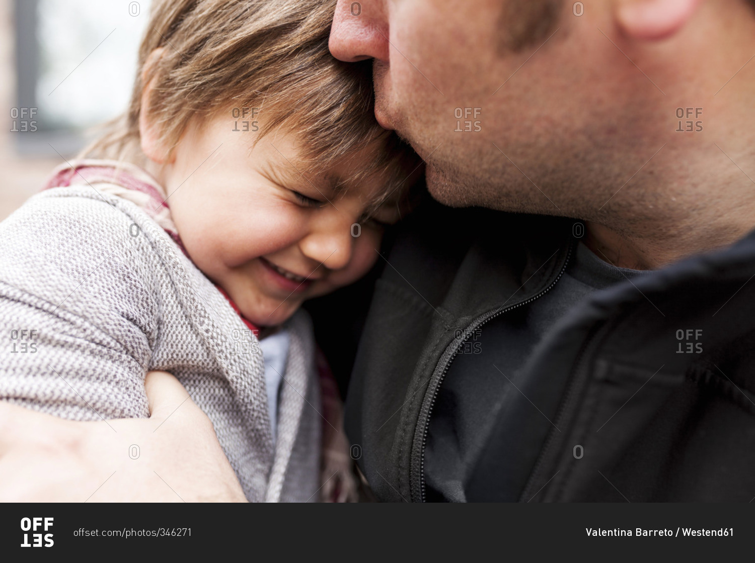 Папа целует дочку в щечку