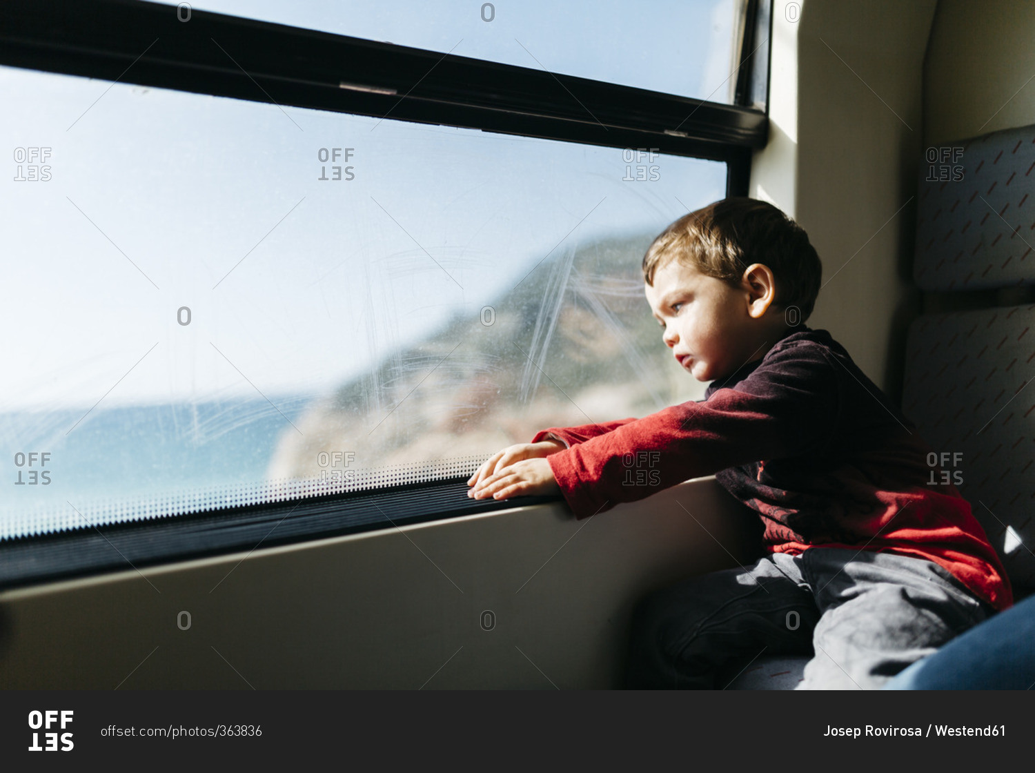 Мальчик в окне поезда