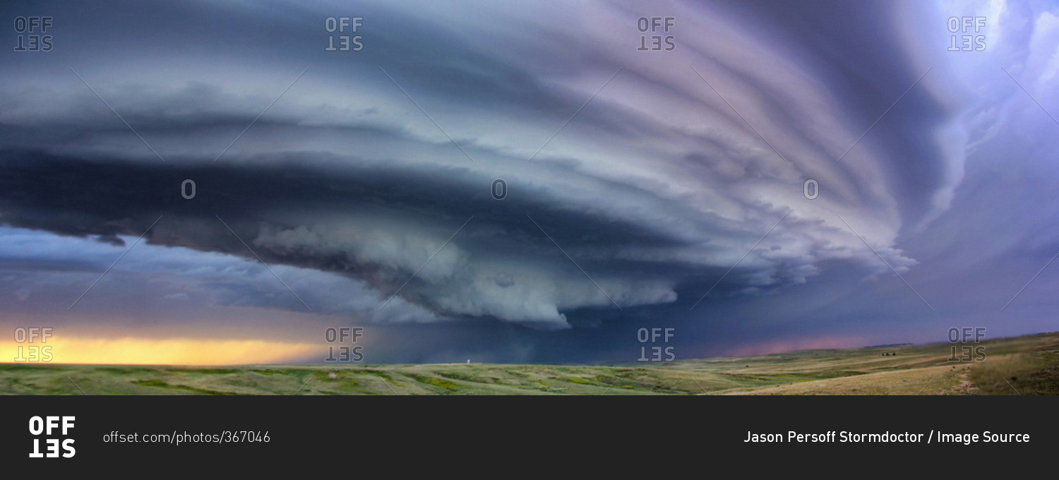 Large arcus cloud sweeps around the updraft of anticyclonic supercell, Deer Trail, Colorado, USA