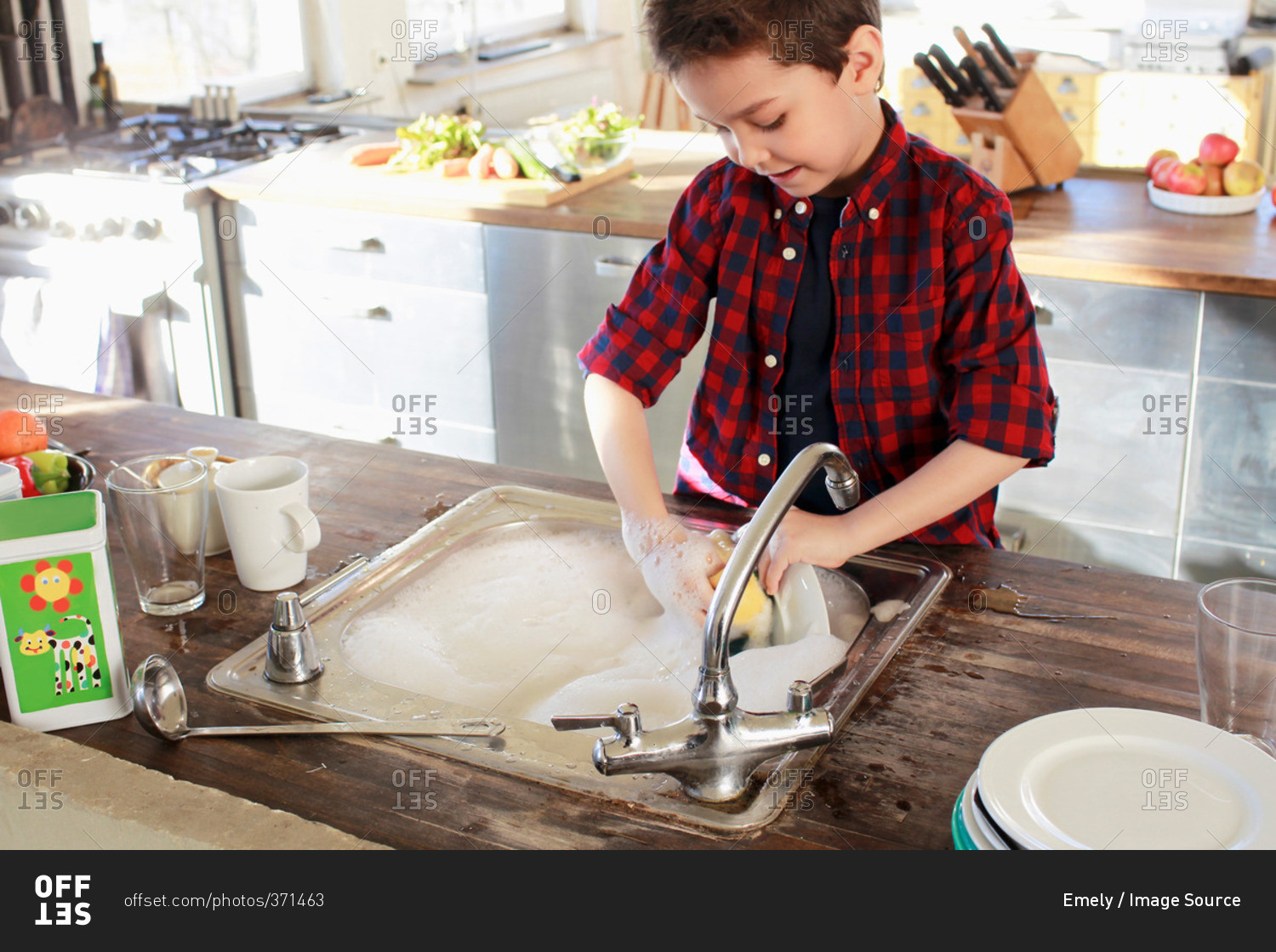 I am washing. Мальчик сам моет посуду. Мальчик в деревне моет посуду. Мальчик моет посуду фото. Ребенок моет посуду из фильма.