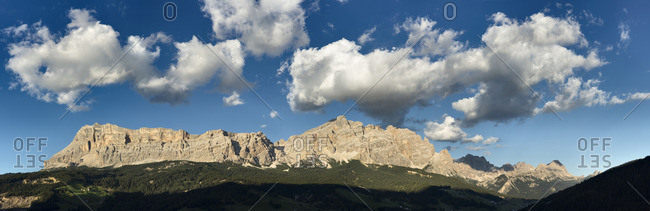 Stone of Cross Group on left and Cunturines on right, Fanes Sennes Braies Nature Park, Dolomites, Trentino Alto Adige, Italy