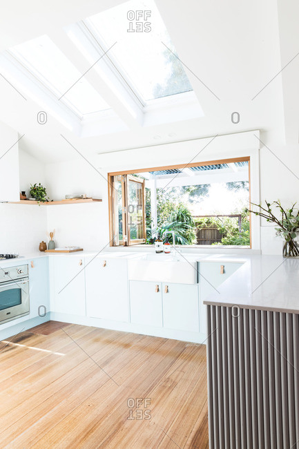 Kitchens With Skylights / Custom Skylights And Pendants Enliven The Modern Kitchen Design Mark Pinkerton Vi360 Photography Skylight Kitchen Modern Kitchen Design Modern Kitchen : Skylights work wonders in a kitchen.