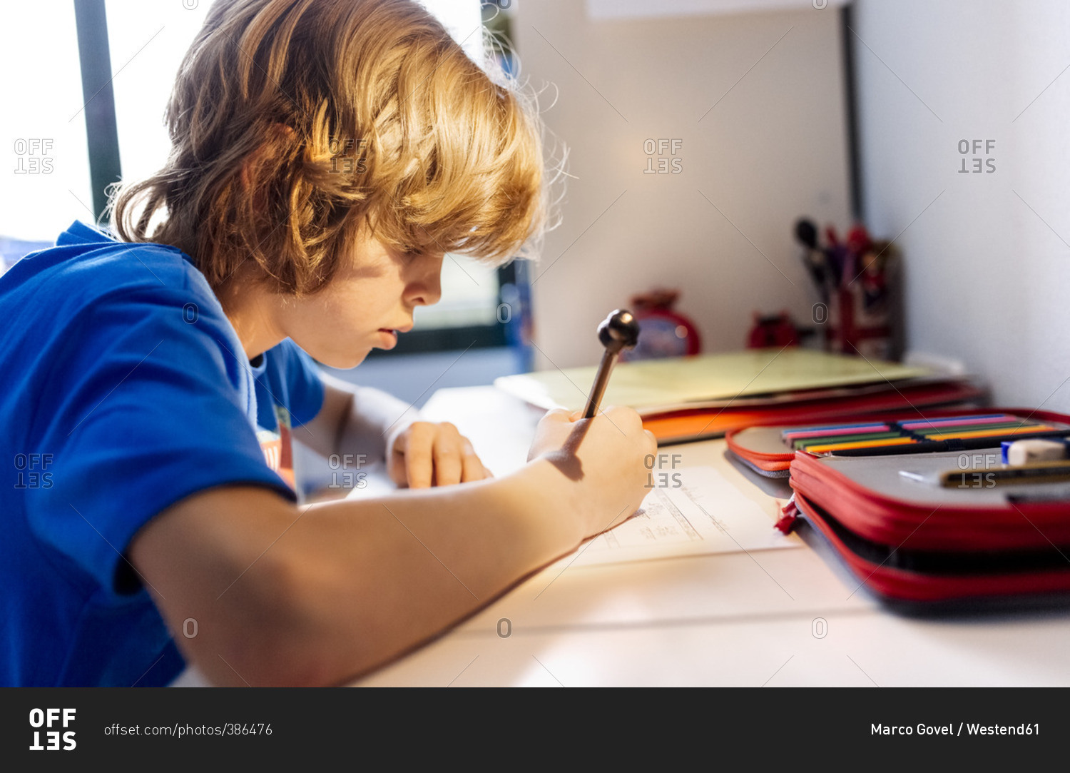 Doing boys. Boy is doing homework. Мальчик 11 лет который делает домашнюю работу рисунок. Boy do homework. Boy doing homework.