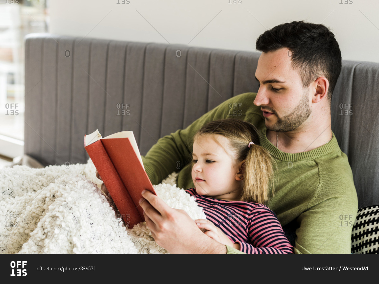 Папа читает дочке