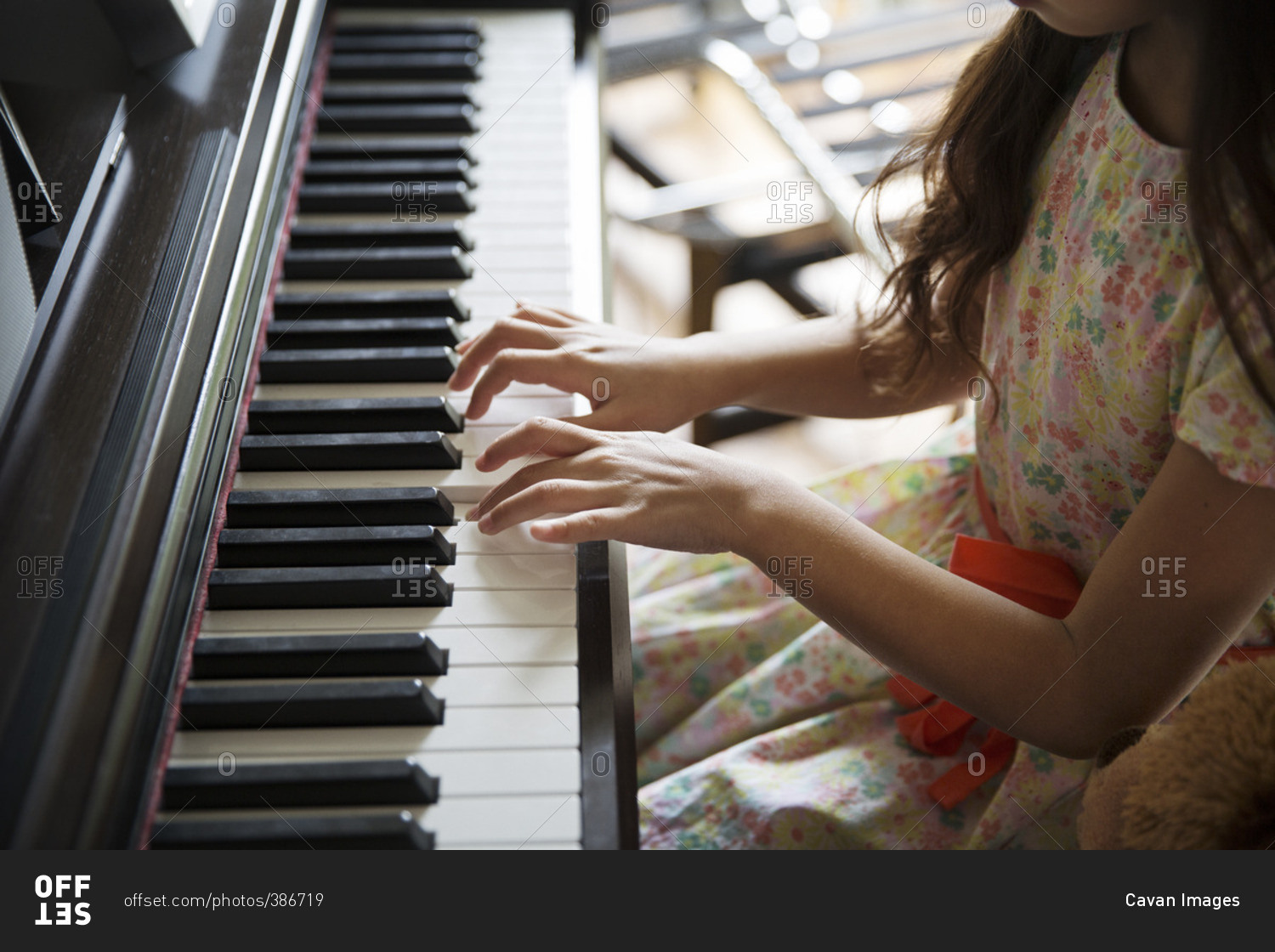 Kate play piano. Пианино для девочек. Школьница за пианино. Девочка маленькая за роялем. Маленькая девочка кореянка за пианино.