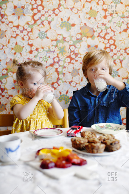 Sweden, Boy and girl drinking milk