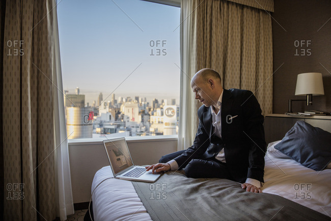 Japan, Tokyo, Shibuya, Businessman working in hotel room