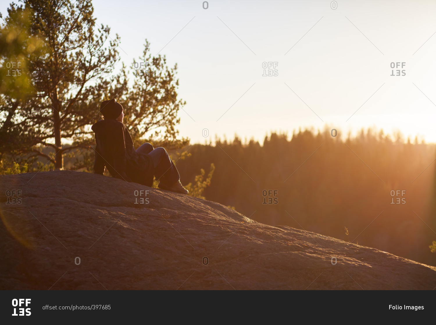 Sweden, Narke, Kilsbergen, Falkaberget, Woman looking at sunset