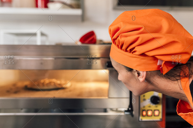 Chef in nero Guanti taglia impasto crudo in pezzi di fare la pizza polpette  di pane. Cucina di strada processo. Bakary culinario Foto stock - Alamy